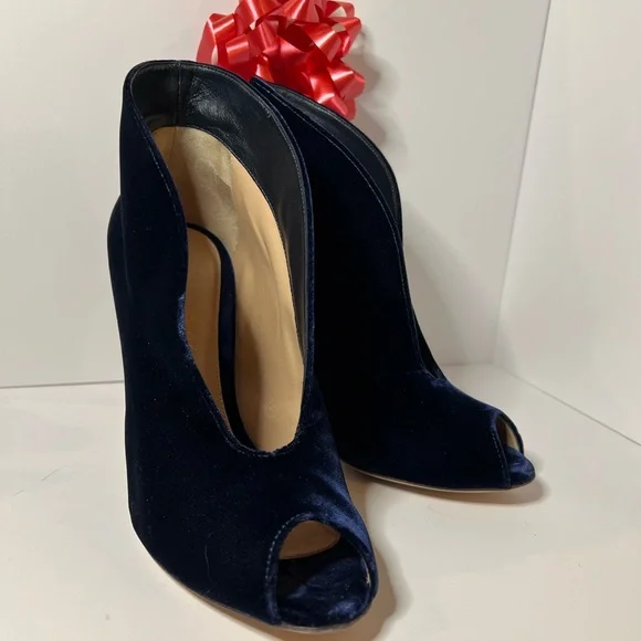 Gianvito Rossi Velvet U Cut Peep Toe Ankle Bootie, Size 37.5 - Picture 4 of 9
